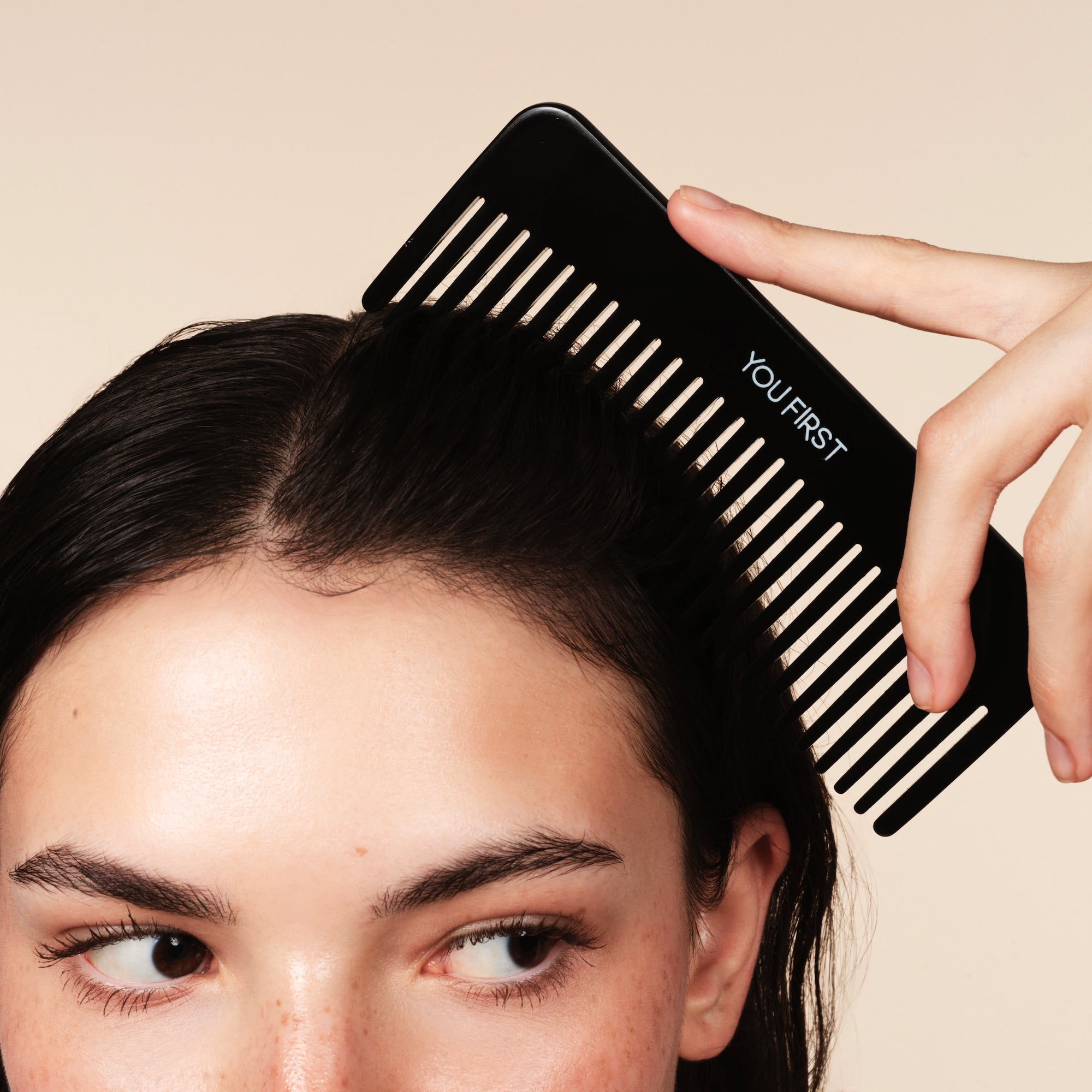 Pachet Haircare enthusiast -Prosop de par verde, perie de masaj capilar, pieptan negru