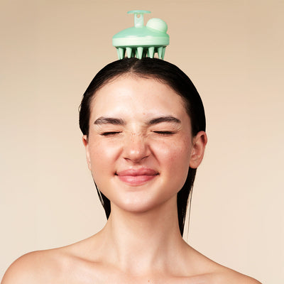 Cum functioneaza peria de masaj capilar cu dispenser de sampon? Secretul unui scalp sanatos si al unui par mai puternic