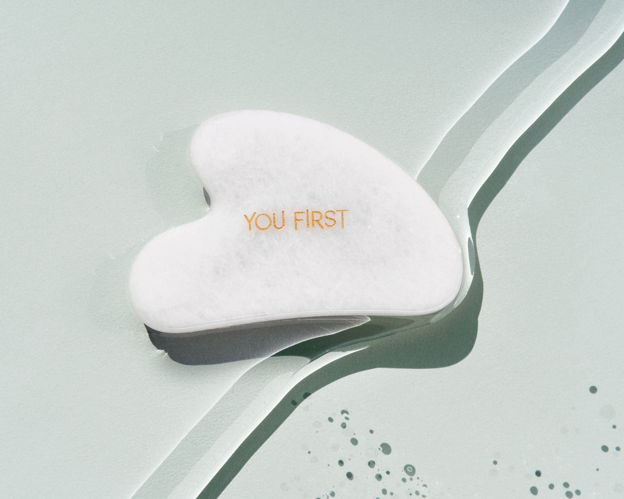 Masaj facial: Diferențele dintre masajul manual și masajul cu Gua Sha