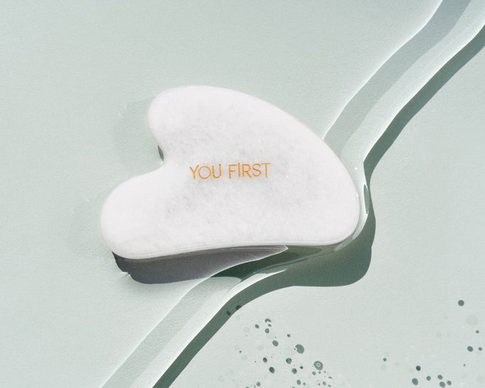 Masaj facial: Diferențele dintre masajul manual și masajul cu Gua Sha