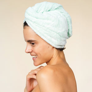 Pachet Haircare enthusiast -Prosop de par verde, perie de masaj capilar, pieptan negru